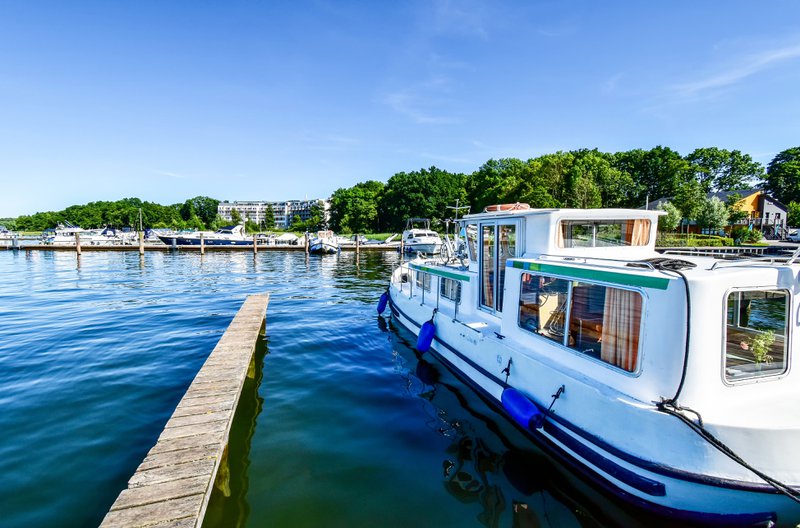 15 Questions You Should Ask Before Buying a Houseboat